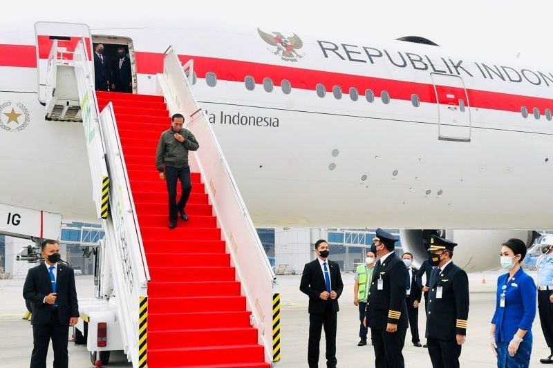 Presiden Joko Widodo tiba di Indonesia pada Jumat (5/11) tiba di Bandara Internasional Soekarno-Hatta, Tangerang, Banten, sekitar pukul 08.30 WIB setelah menempuh perjalanan selama sekitar delapan jam dari Dubai, Uni Emirat Arab menggunakan pesawat Garuda Indonesia. (ANTARA/Laily Rachev - Biro Pers Sekretariat Presiden)