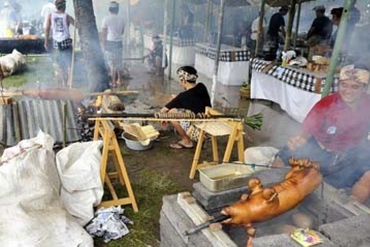 Lomba membuat babi guling dan masakan tradisional yaitu rangkaian kegiatan Festival Denpasar 2010 di Lapangan Puputan Badung, Denpasar, Bali, Rabu (29/12/2010). Kegiatan bidang kuliner itu salah satunya untuk pelestarian masakan tradisional Bali dan untuk mendukung pariwisata di Kota Denpasar. FOTO ANTARA/Nyoman Budhiana