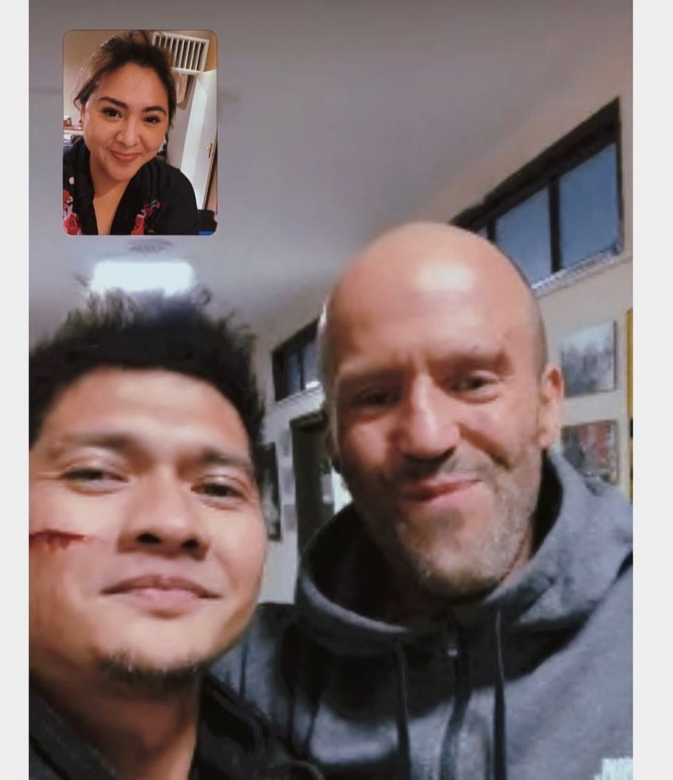 Audy Item teleponan dengan Iko Uwais dan Jason Statham. [Instagram]