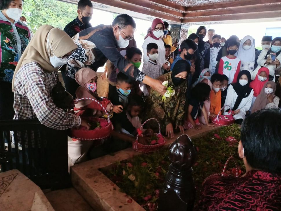 Menteri Sosial, Tri Rismaharini saat berziarah ke Makam Bung Karno beraama puluhan anak yatim-piatu. (Restu Fadilah/Suara.com)