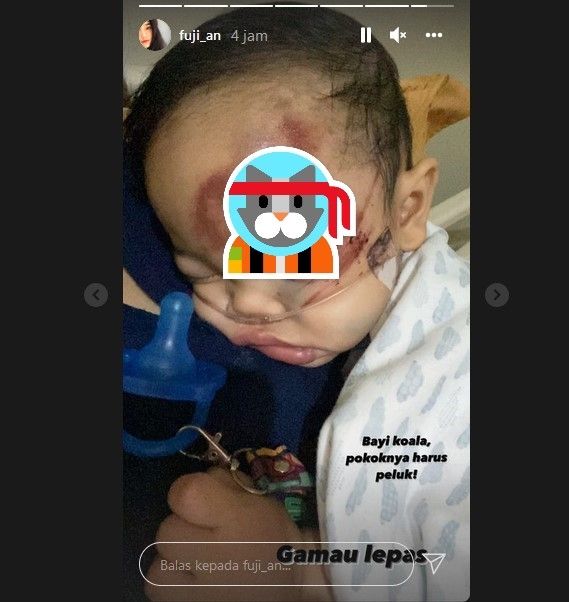 Anak Vanessa Angel dan Bibi Ardiansyah, Gala Sky Ardiansyah tampak nyaman di pelukan sang bibi, Fuji. [Instagram]