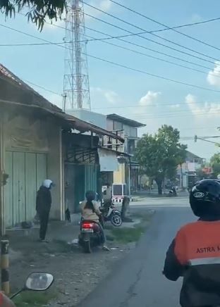 Sejoli berantem di pinggir jalan. (Tiktok/@tarika_96)