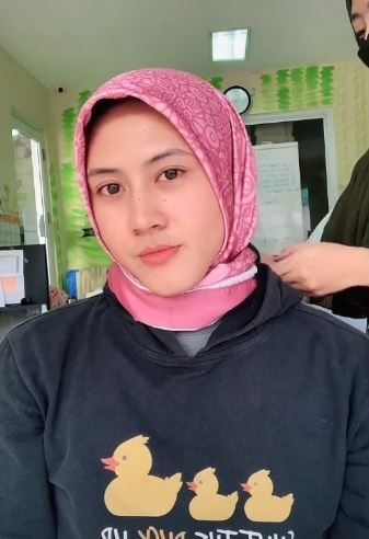 Pria didandani temannya pakai kerudung. (Tiktok/@tingkah_tara)