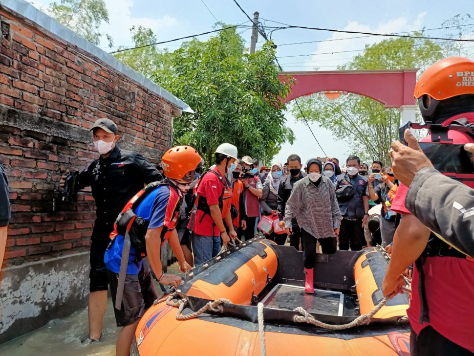 Mensos Tri Rismaharini saat meninjau korban banjir Gresik. (Restu Fadilah/Suara.com)