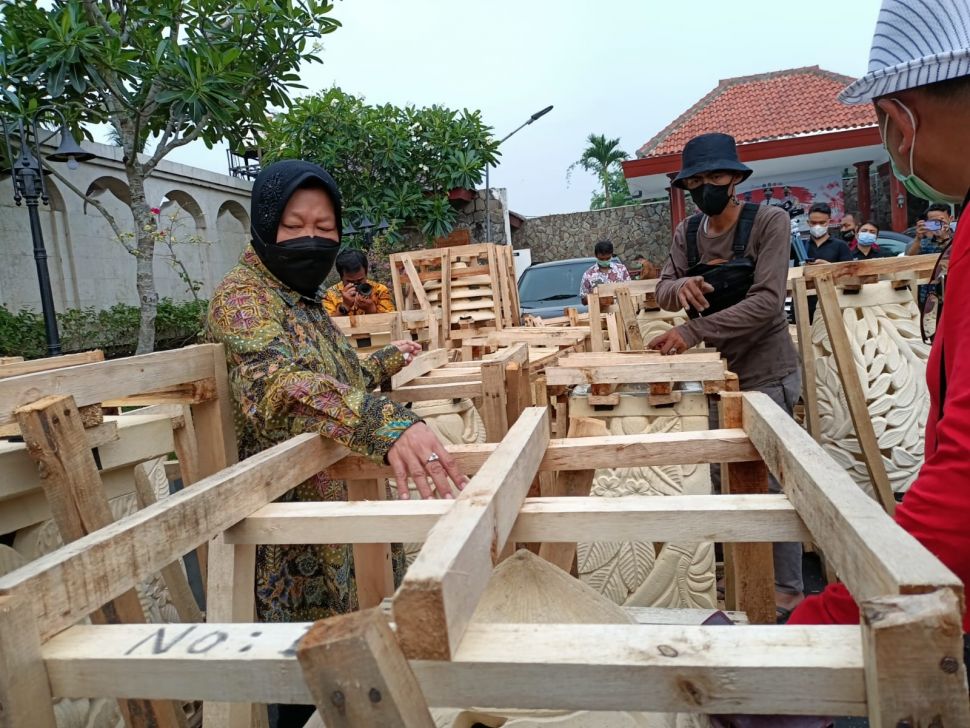 Mensos, Tri Rismaharini saat berkunjung ke Makam Bung Karno, Blitar, Jawa Timur. (Restu Fadilah/Suara.com)