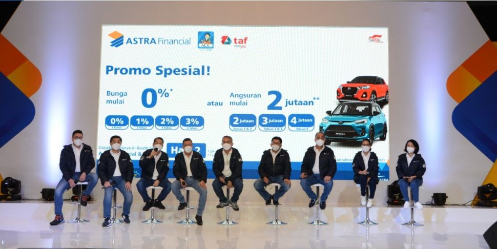 Seluruh jajaran direksi yang hadir pada acara Media Gathering Astra Financial&Logistic (AFL). Indra Suryawan, Wisnu Kusumawardhana, Tan Chian Hok, Gunawan Salim, Handoko Liem, Yulian Warman, Antony Sastro Jopoetro, Sri Agung Handayani, dan Reny Futsy Yama. (Dok: Astra)