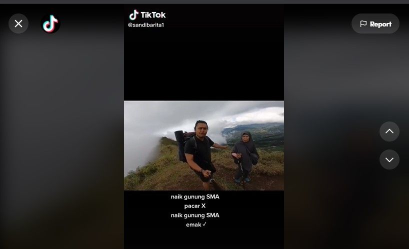 Bikin Takjub, Lelaki Ini Naik Gunung Ditemani Sang Ibu. (Dok: TikTok/sandibarita1)