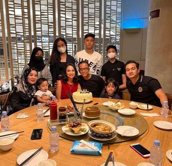 potret kedekatan Vanessa Angel dan ayah. [Instagram/dodysoedrajat_1]