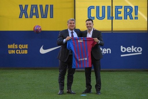 Xavi Hernandez diperkenalkan secara resmi sebagai pelatih baru Barcelona. Perkenalan tersebut digelar di Camp Nou, Senin (8/11/2021). [AFP]