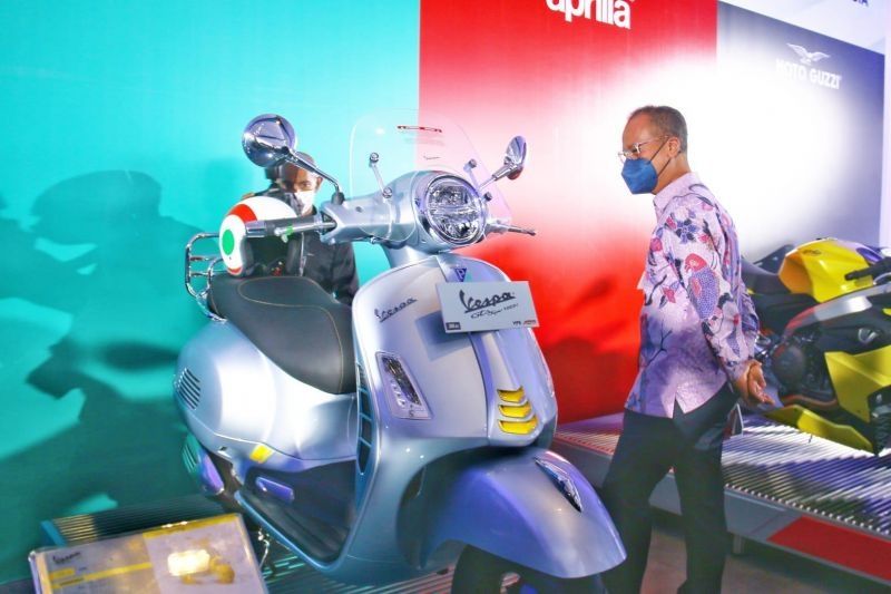 Menteri Perindustrian Agus Gumiwang Kartasasmita melihat sebuah vespa saat meresmikan peletakan batu pertama pabrik PT Piaggio Indonesia di Cikarang, Jawa Barat, Selasa (9/11/2021). Pabrik itu rencananya akan memproduksi 10.000 vespa per tahun. [Antara/Kemenperin]