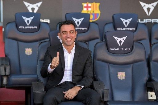 Xavi Hernandez diperkenalkan secara resmi sebagai pelatih baru Barcelona. Perkenalan tersebut digelar di Camp Nou, Senin (8/11/2021). [AFP]