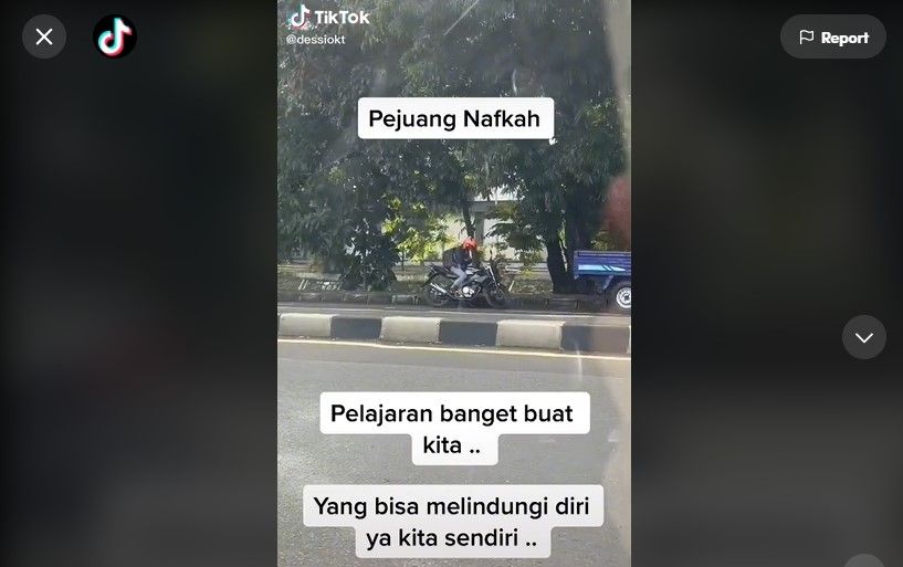 Haru Pejuang Nafkah Kelelahan, Sampai Tidur di Atas Motor di Pinggir Jalan. (Dok: TikTok/dessiokt)