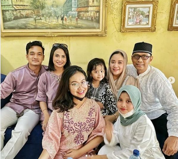 potret kedekatan Vanessa Angel dan ayah. [Instagram/puput_soedrajat]