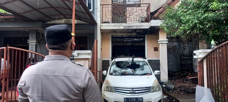 Polisi mengecek ke lokasi kebakaran di di kawasan Matland City, Jalan Crisan Asri, Petir, Cipondoh, Kota Tangerang, Selasa (9/11/2021). [Suara.com/ Muhammad Jehan Nurhakim]