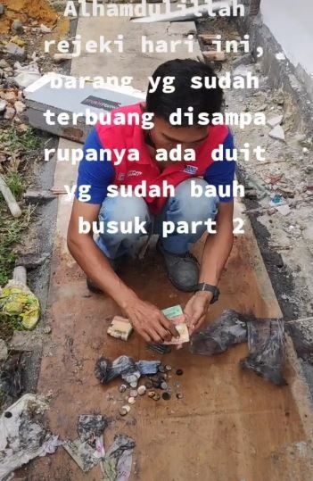 Pria ketiban rezeki menemukan uang segepok di tumpukan sampah. (Tiktok/@akekmbelot)