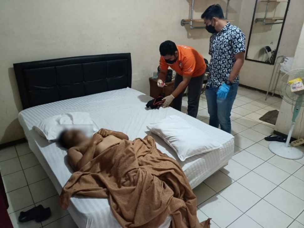 Pria ditemukan tewas dalam keadaan telanjang di Hotel Pandeglang Raya, Selasa (9/11/2021). [Bantenhits.com]