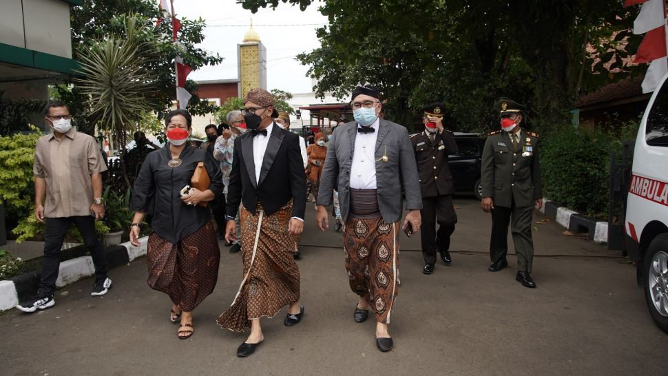 Wali Kota Bogor, Bima Arya dan keluarga R.M. Tirto Adhi Soerjo menuju acara peresmian nama jalan R.M. Tirto Adhi Soerjo