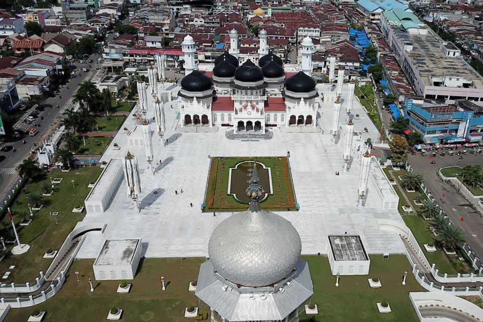 Foto udara Masjid Raya Baiturrahman yang berada di pusat kota Banda Aceh, Aceh, Rabu (10/11/2021).  ANTARA FOTO/Syifa Yulinnas