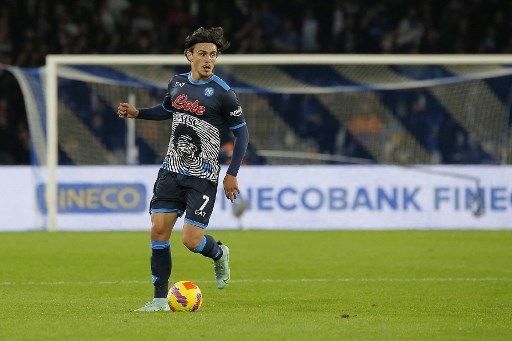 Pemain Napoli Eljif Elmas menggiring bola lapangan saat menghadapi Verona di laga Serie A 2021/22, 7 November 2021. [AFP]