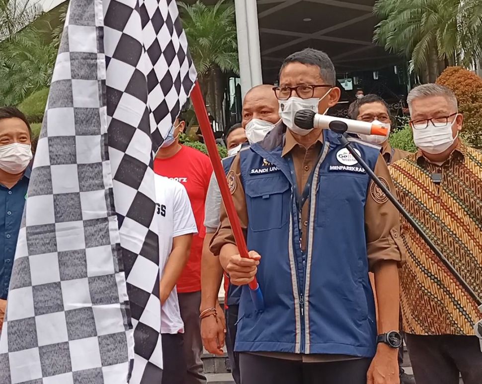 Menaprekraf, Sandiaga Uno saat meluncurkan mobil vaksin keliling. (Restu Fadilah/Suara.com)