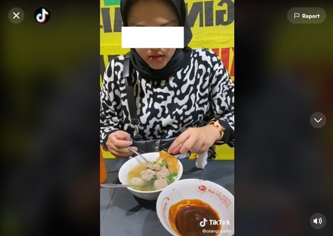 Viral wanita tunjukkan cara makan bakso yang tak biasa. (TikTok/@olangucella)