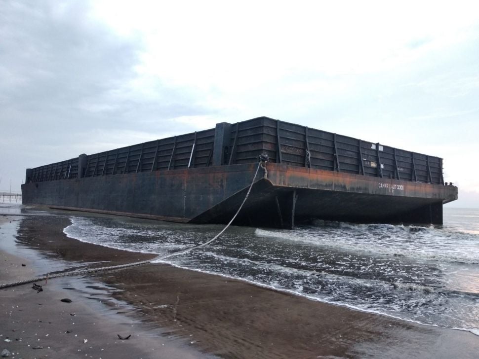 Kapal Tongkang Terdampar di Pantai Kharisma, Kabupaten Pandeglang. [Bantenhits.com]