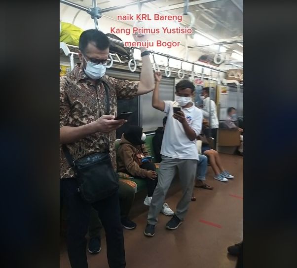 Primus Yustisio naik KRL. [TikTok/ayisahrulhamzah]