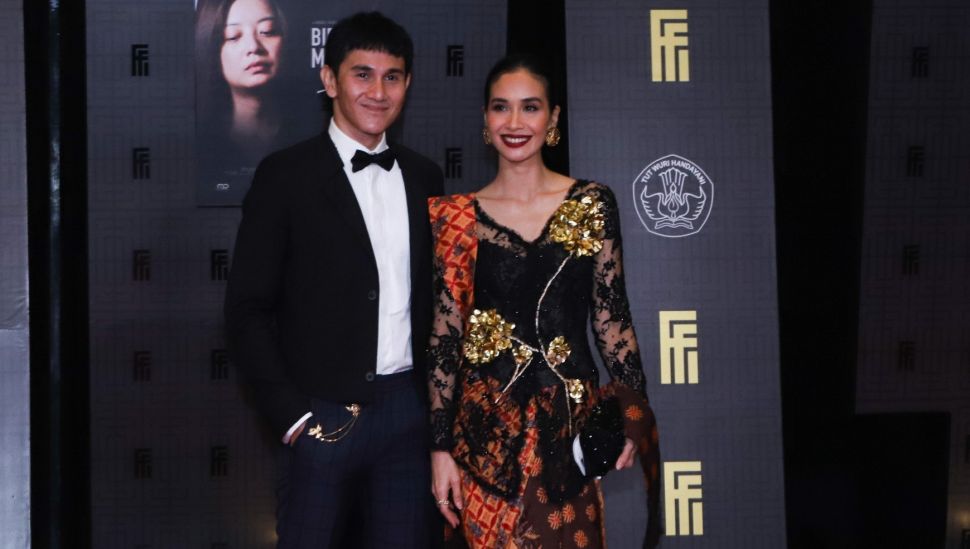 Pasangan Vino G Bastian dan Marsha Timothy saat menghadiri gelaran Festival Film Indonesia di JCC Senayan, Jakarta Pusat, Rabu (10/11/2021). [Suara.com/Alfian Winanto]