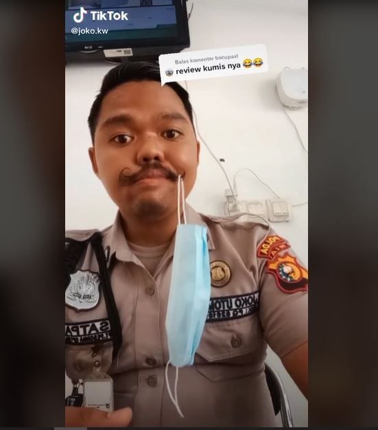 Kocak, Viral Satpam Punya Kumis Berbentuk Unik (tiktok.com/@joko.kw)