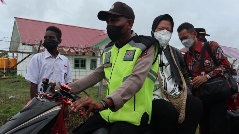 Menteri Sosial, Tri Rismaharini saat tiba di Papua. (Dok: Kemensos)