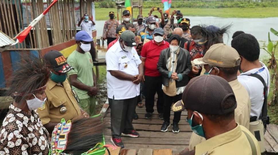 Menteri Sosial, Tri Rismaharini saat tiba di Papua. (Dok: Kemensos)