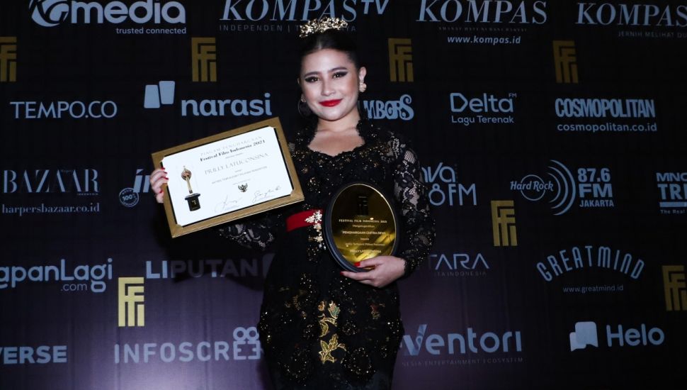 Aktris Prilly Latuconsina berfoto setelah meraih penghargaan Aktris Terfavorit Pilihan Penonton dalam gelaran Festival Film Indonesia di JCC Senayan, Jakarta Pusat, Rabu (10/11/2021). [Suara.com/Alfian Winanto]