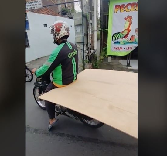 Driver ojol yang membawa barang sebesar ini bikin warganet merasa kasihan. (TikTok/ @coantransport16)