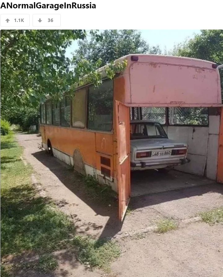 Garasi unik dari bus bekas. (9gag.com)