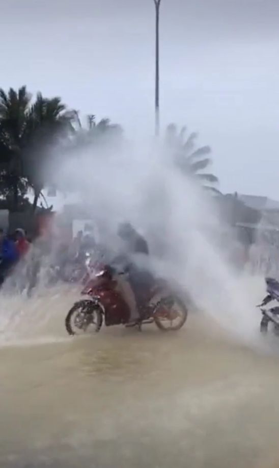 Aksi pemotor bermain air di lokasi banjir. (TikTok)