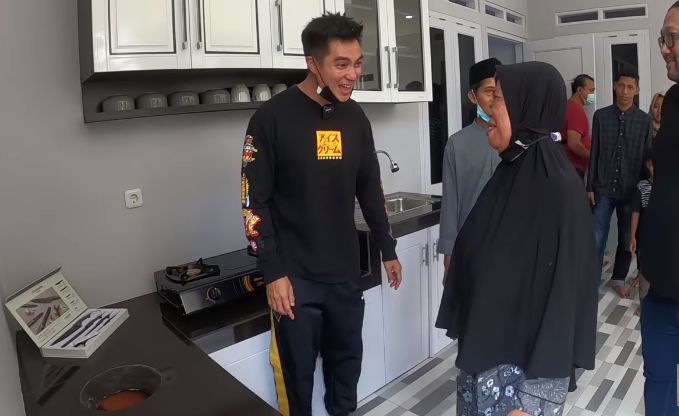 Baim Wong renovasi rumah satpamnya (YouTube.com)