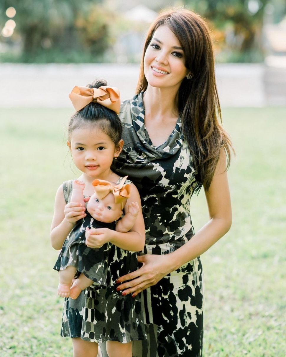 Farah Quinn bersama putrinya, Amaira. [Instagram]