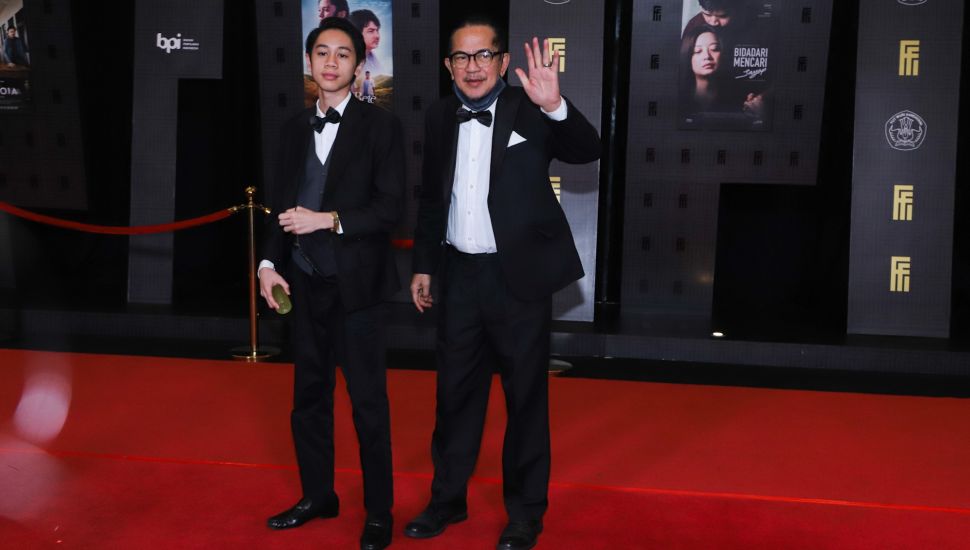 Aktor Ray Sahetapy saat menghadiri gelaran Festival Film Indonesia di JCC Senayan, Jakarta Pusat, Rabu (10/11/2021). [Suara.com/Alfian Winanto]