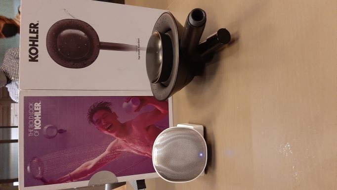 Moxie handshower + Wireless speaker untuk karaoke sambil mandi. (Dok. Dini/Suara.com)