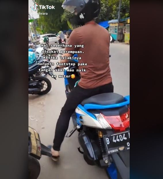Viral Suami Lakukan Ini sebelum Boncengkan Istri Naik Motor (tiktok.com/fachrara)