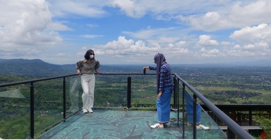 Pengunjung saling bergantian foto di salah satu spot Obelix Hill. (Suara/Arendya)