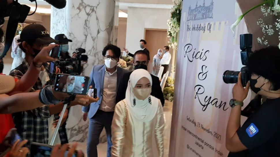 Nissa Sabyan, Ayus, dan Kamal hadiri resepsi pernikahan Ria Ricis dan Teuku Ryan [Suara.com/Ismail]