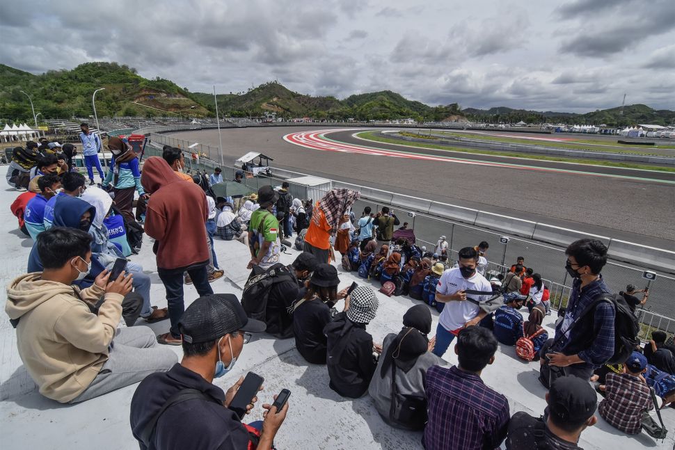 Sejumlah penonton berada di tribun sisi barat sirkuit untuk menonton gelaran balap motor Idemitsu Asia Talent Cup (IATC) di Pertamina Mandalika International Street Circuit di KEK Mandalika, Praya, Lombok Tengah, NTB, Sabtu (13/11/2021). [ANTARA FOTO/Ahmad Subaidi]