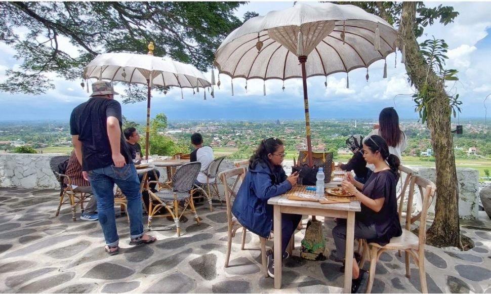 Pengunjung bisa bersantap kuliner lezat sembari disuguhi pemandangan Candi Prambanan dari atas. (Suara/Arendya)