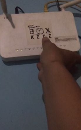 Aksi pemilik kepada tetangganya yang menumpang wifi. (Tiktok)