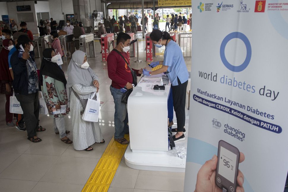 Petugas Novo Nordisk Indonesia mengecek kadar gula dalam darah warga dalam layanan gratis memperingati Hari Diabetes Sedunia di Stasiun KA Tanah Abang, Jakarta, Minggu (14/11/2021).  ANTARA FOTO/Aditya Pradana Putra