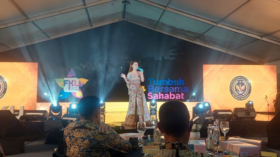 Penampilan Zaskia Gotik saat membawakan sejumlah lagu di acara Gebyar Kreasi Adira, Sabtu (13/11) di Candi Borobudur. (Suara/Arendya)