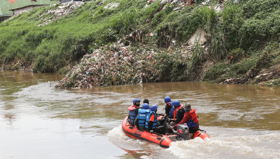 Anggota Forum Alumni Sispala DKI Jakarta (FASTA) berkolaborasi dengan Sekolah Sungai Jakarta (SSJ) dan Siswa Pencinta Alam (Sispala) membersihkan sungai di Bantaran Kali Ciliwung, Jakarta Selatan, Minggu (14/11/2021). [Suara.com/Alfian Winanto]