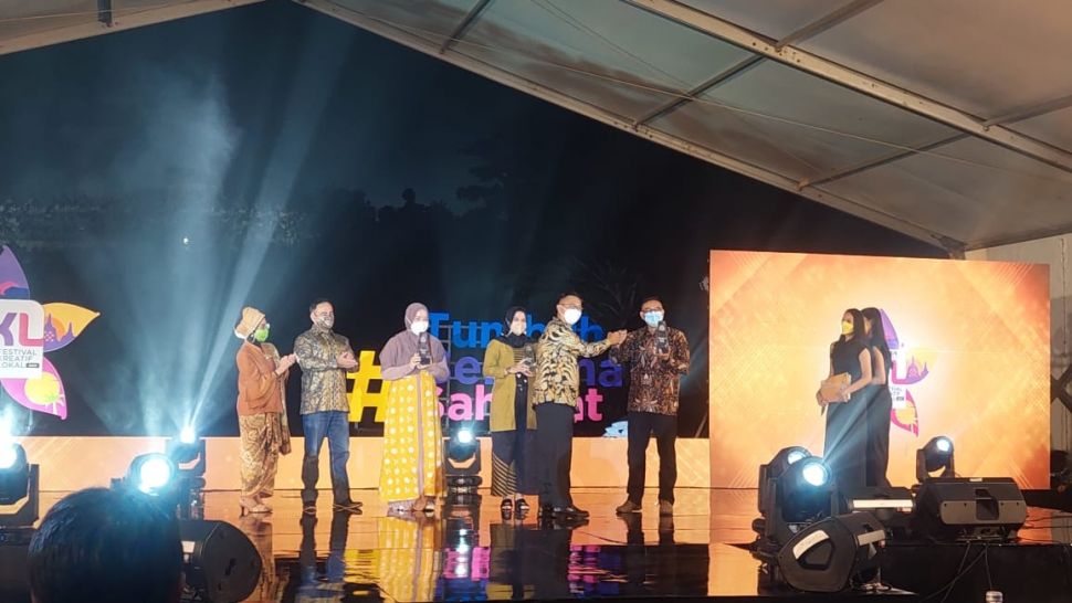 Direktur Utama Adira Finance Hafid Hadeli saat menyerahkan penghargaan kepada local heroes terpilih FKL 2021 di Candi Borobudur, Sabtu (14/11) (Suara/Arendya)