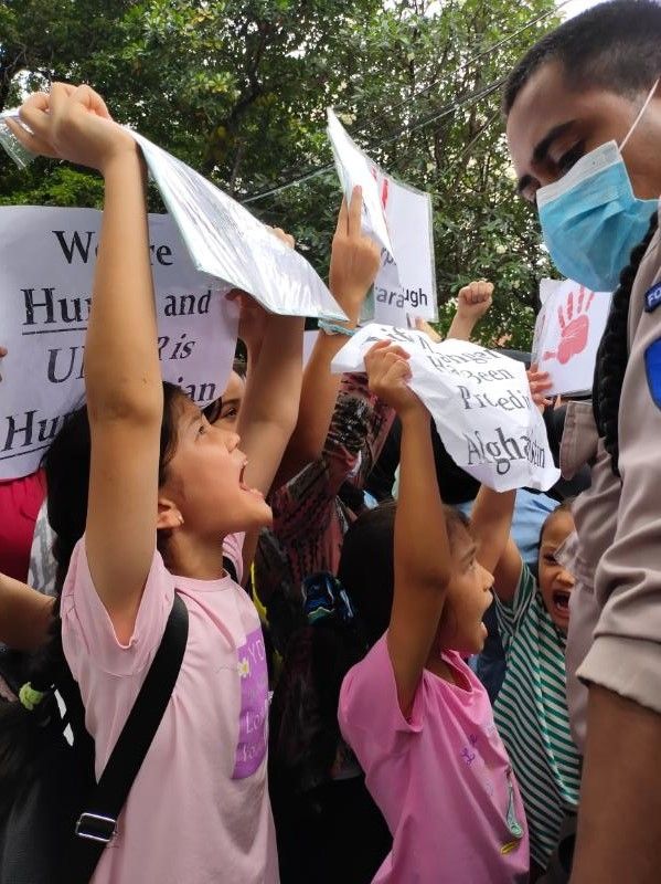Pencari suaka asal Afganistan yang terdiri dari anak-anak hingga orang dewasa menggelar unjuk rasa di Kantor perwakilan UNHCR Jakarta pada Senin (15/11/2021). [Suara.com/Ria Rizki]